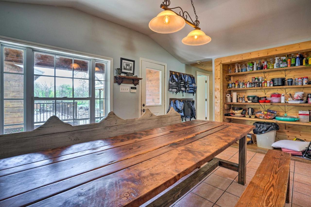 Waterfront Guadalupe River Lodge Home With Dock! シギーン エクステリア 写真
