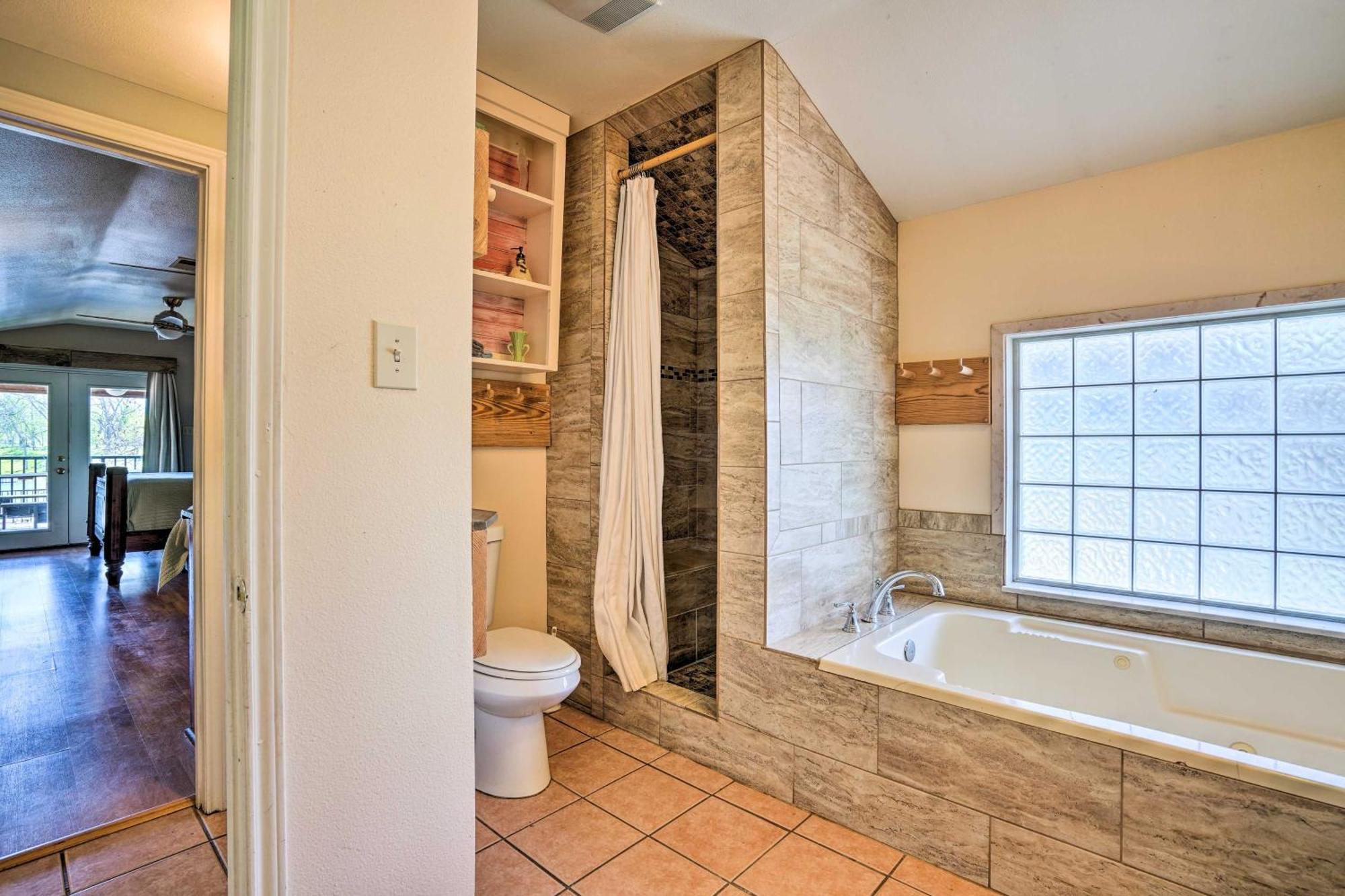 Waterfront Guadalupe River Lodge Home With Dock! シギーン エクステリア 写真